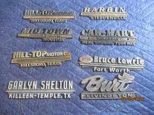 lot 207 image: VINTAGE PLASTIC DEALERSHIP EMBLEM BADGES LOT OF 8.