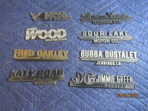 lot 211 image: VINTAGE PLASTIC DEALERSHIP EMBLEM BADGES LOT OF 8.