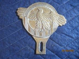 lot 212 image: VINTAGE RUPTURED DUCK WWII EAGLE VETERANS LICENSE PLATE TOPPER (CAST ALUMINUM)