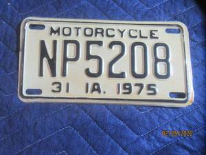 lot 213 image: VINTAGE 1975 IOWA MOTORCYCLE LICENSE PLATE