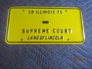 lot 218 image: VINTAGE 1975 ILLINOIS SUPREME COURT LICENSE PLATE