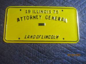 lot 219 image: VINTAGE 1975 ILLINOIS ATTORNEY GENERAL LICENSE PLATE