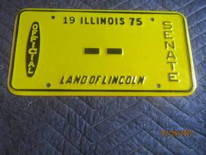 lot 220 image: VINTAGE 1975 ILLINOIS OFFICIAL SENATE STATE  LICENSE PLATE