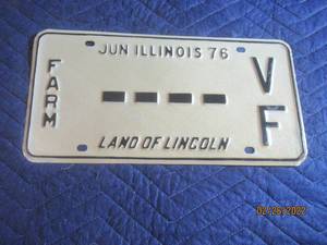 lot 227 image: VINTAGE 197576 ILLINOIS FARM TRUCK LICENSE PLATE