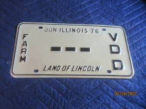 lot 228 image: VINTAGE 197576 ILLINOIS FARM TRAILER LICENSE PLATE
