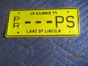 lot 236 image: VINTAGE 1975 ILLINOIS PRORATE AUX AXLE LICENSE PLATE