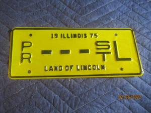 lot 237 image: VINTAGE 1975 ILLINOIS PRORATE AUX AXLE LICENSE PLATE