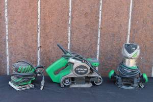 lot 15 image: TOTAL OF 3 HITACHI POWER TOOLS&nbsp&nbsp- 3 BELT SANDER SB-75&nbsp- 12 ROUTER M 12VC&nbsp&nbsp- 4 12 ORBITAL SANDER SV 12SG