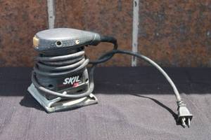 lot 21 image: SKIL 7230 14 SHEET PALM SANDER