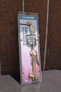 lot 25 image: CHICAGO ELECTRIC WELDING 18 OXYGEN ACETYLENE CUTTING TORCH&nbsp