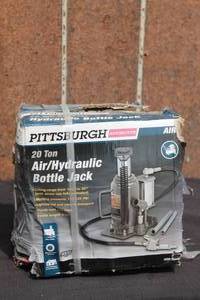 lot 41 image: PITTSBURGH 20 TON AIR HYDRAULIC BOTTLE JACK IN ORIGINAL BOX&nbsp