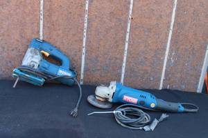 lot 76 image: TOTAL OF 2 POWER TOOLS &nbspBOSCH JIGSAW 1587 AVS &amp RYOBI AG452&nbsp