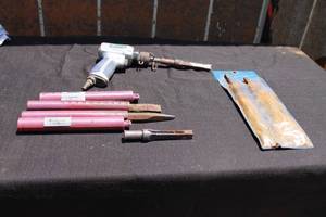 lot 107 image: KOBALT AIR HAMMER LGA-620 WITH 5 ASSORTED CHISELS&nbsp