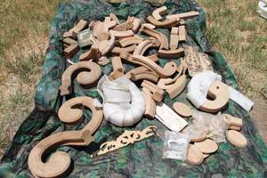 lot 118 image: GENEROUS AMOUNT OF ASSORTED WOODEN&nbsp STAIR&nbsp HANDRAIL FITTING&nbsp