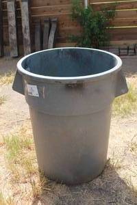 lot 141 image: BRUTE 55 GAL TRASH CAN&nbsp