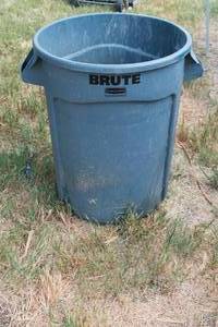lot 143 image: BRUTE 32 GAL TRASH CAN&nbsp