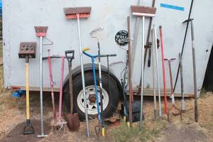 lot 144 image: TOTAL OF 16 ASSORTED LAWN TOOLS&nbsp