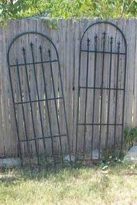 lot 74 image: TOTAL OF 2 WROUGHT IRON ARCHED GARDEN TRELLIS (68H )