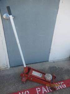lot 7 image: 3 TON FLOOR JACK