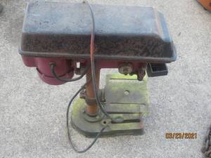 lot 34 image: NORTHERN INDUSTRIAL 5 SPEED MINI DRILL PRESS ROUGH LOOKING CONDITION DOES POWER ON AND RUN