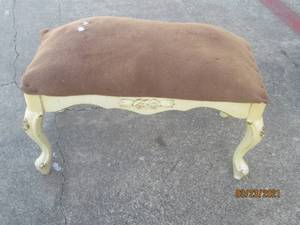 lot 41 image: ANTIQUE QUEEN ANNE WOODEN VANITY STOOL