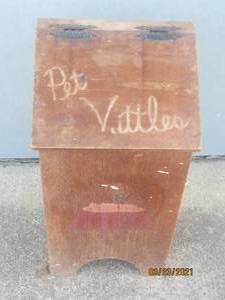 lot 47 image: WOODEN PET FOOD STORAGE BIN
