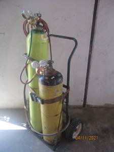 lot 76 image: IOXYGEN ACETYLENE &amp IOXYGEN CYLINDERS TANKS WITH WELDING TORCHES &amp WELDING TANK CART&nbsp