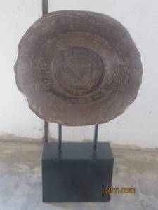 lot 81 image: WOOD ROUND FLOOR STANDING DECOR&nbsp