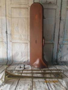 lot 15 image: 1920S BUESCHER&nbsp GRAND TRUE TONE PROFESSIONAL TENOR TROMBONE MADE IN ELKHART WITH CARRY CASE&nbsp
