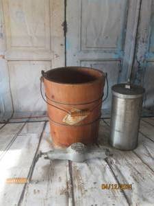lot 45 image: VINTAGE WHITE MOUNTAIN FREEZER ICE CREAM MAKER
