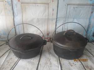 lot 46 image: 2 VINTAGE CAST IRON DUTCH OVENS WITH LIDS 10