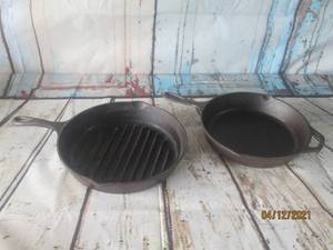 lot 50 image: 2 VINTAGE LODGE CAST IRON SKILLETS