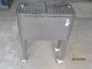 lot 86 image: OUTDOOR RATTAN&nbsp ROLLING COOLER ICE CHEST WITH BOTTLE OPENER&nbsp