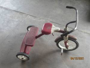 lot 89 image: VINTAGE RADIO FLYER TRICYCLE
