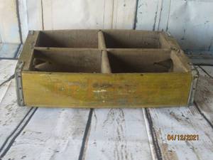lot 97 image: VINTAGE VERNON TEXAS YELLOW WOODEN DR PEPPER SODA BOTTLE CRATE CARRIER