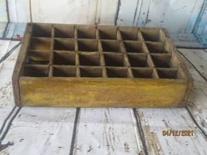 lot 98 image: VINTAGE YELLOW WOODEN&nbsp COCA COLASODA 24 BOTTLE CRATE CARRIER