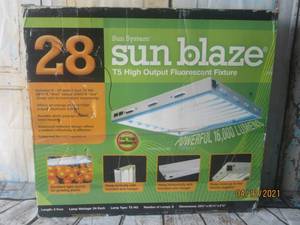 lot 107 image: 28 SUN SYSTEM SUN&nbsp BLAZE T5 HIGH OUTPUT FLOURESCENT FIXTURE&nbsp