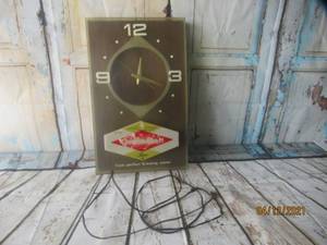 lot 109 image: GRAIN BELT BEER SHOWCASE SHOWCASE CLOCK&nbsp