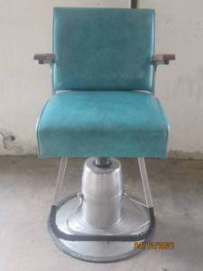 lot 128 image: LEATHER SEAT SALON STYLING BARBER CHAIR MANUFACTURED BY RAYMOND INDUSTRIES&nbsp