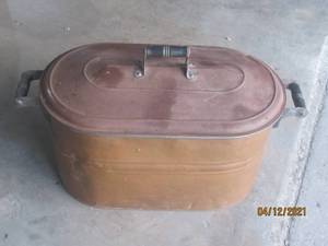 lot 141 image: VINTAGE COPPER POT WITH LID