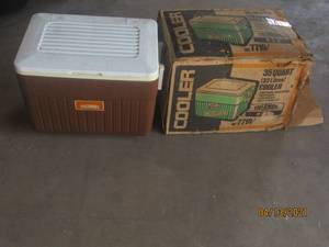 lot 189 image: VINTAGE THERMOS 35QT COOLER NEVER USED IN ORIGINAL BOX