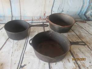 lot 191 image: TOTAL OF 3 VINTAGE CAST IRON DEEP POTS WITH HANDLE&nbsp