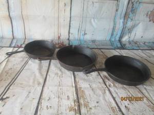 lot 192 image: TOTAL OF 3 VINTAGE CAST IRON DEEP SKILLETS&nbsp