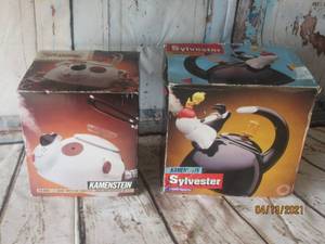 lot 197 image: 2 KAMENSTEIN NOVELTY TEA KETTLES&nbsp- TEABONE&nbsp&nbsp- SYLVESTER&nbsp