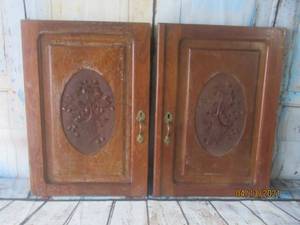 lot 210 image: DUO ANTIQUE FRENCH HAND CARVED WOODEN PANELS, BOW FLOWER BASKET&nbsp