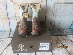 lot 179 image: ARIAT WOMEN FAT BABY HERITAGE HARMONY BOOTS&nbsp SIZE 6.5