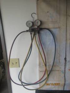 lot 299 image: MAC TOOLS CHARGING HVAC MANIFOLD