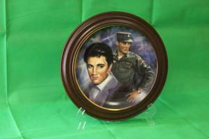 lot 152 image: ELVIS PRESLEY ,THE EARLY YEARS ,THIRD IN THE ELVIS REMEMBERED SERIES COLLECTION PLATE  ,No 2884A, ARTIST SUSIE MORTON ,WITH  VAN HYGAN & SMYTHE WOOD FRAME 13.5 DIAM