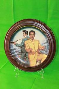 lot 3 image: ELVIS PRESLEY ,ROCKIN IN THE MOON LIGHT, SIXTH IN THE REMEMBERED SERIES COLLECTION PLATE ,No 7859,ARTIST SUSIE MORTON ,WITH WOOD VAN HYGAN & SMYTHE FRAME ,13 DIAM