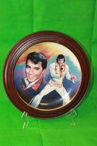 lot 6 image: ELVIS PRESLEY,FOREVER YOURS,FIFTH IN THE REMEMBERED SERIES COLLECTION PLATE,No 4990,ARTIST SUSIE MORTON ,WITH WOOD VAN HYGAN & SMYTHE FRAME 13. DIAM